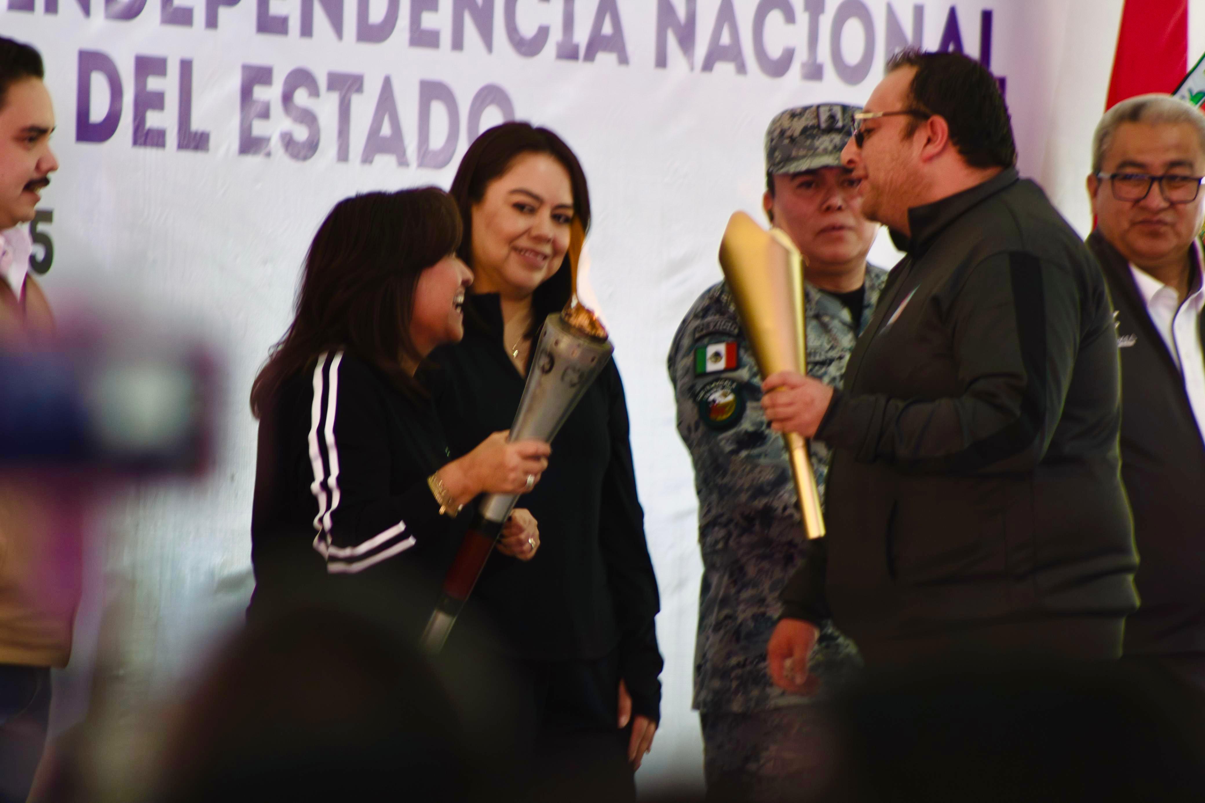 Emiliano Zapata recibe con honor el Fuego Patrio en conmemoración del 215 aniversario del inicio de la Independencia de México
